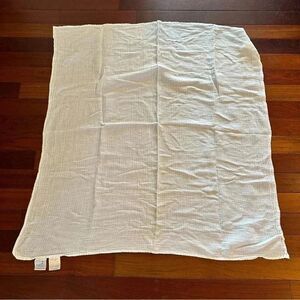Adent white muslin baby blanket